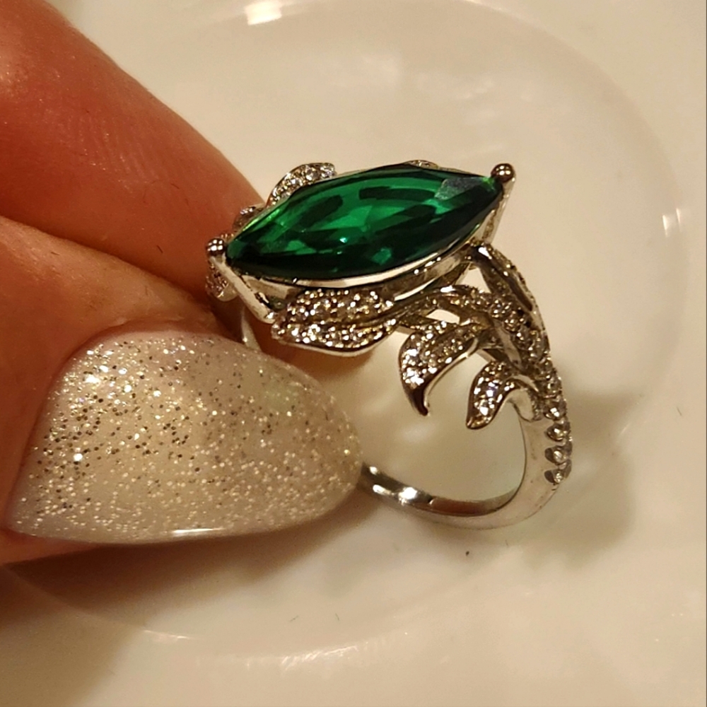 1pc Ring Sterling Silver 925.Emerald Green stone and Cubic Zirconia. Hupoallerge